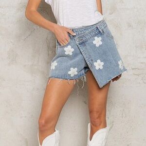 POL Gracie Wrap Front Daisy Embellished Denim Shorts size medium (4/6)